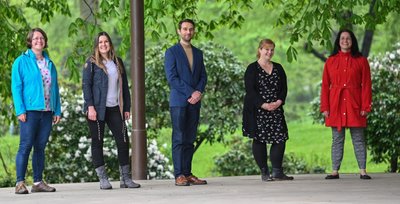 Vier neue Hausärztinnen und ein neuer Hausarzt: Inka Henning (von links), Annekathrin Ubl, Adrian Angelescu, Vera Hoffmann und Catherine Werner haben in den vergangenen Wochen und Monaten ihre Arbeit als frischgebackene Fachärztin und als Facharzt aufgenommen. Sie gehören zu 13 Hausärzten, die 2020 und 2021 in Chemnitz begannen oder beginnen zu praktizieren. 