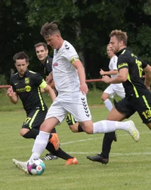 Franco Stopp (am Ball) brachte Schneeberg gegen Rapid Chemnitz per direktem Freistoß in Führung. Dennoch unterlag die Concordia. 