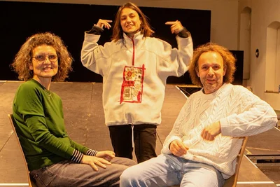 Monika Frenz (Kostüm und Bühne), Schauspielerin Johanna Franke und Regisseur Harry Fuhrmann (von links).