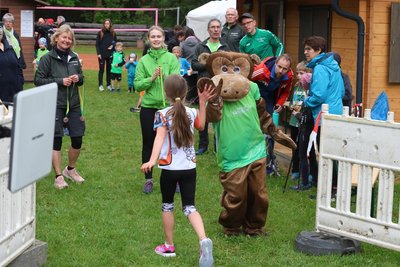 Maskottchen Waldi stand im Ziel bereit, um alle Kinder beim Einlauf abzuklatschen. In das Affenkostüm schlüpften verschiedene Personen, weil es da drinnen ganz schön warm werden kann.