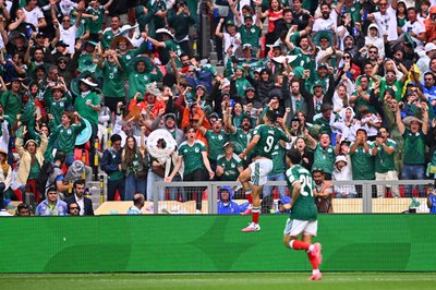 Raúl Jiménez von Mexiko bejubelt sein Tor zum 2:0 beim Eröffnungsspiel zwischen Mexiko und Südafrika im Aztekenstadion in Mexiko-Stadt.