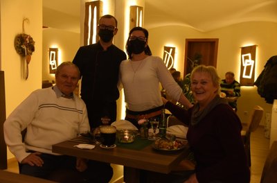 Peter und Ilona Jahnsmüller gehen jetzt regelmäßig in ihrer alten Wirkungsstätte essen. Mit den neuen Besitzern Daniel Ufer und Eva Quitzow pflegen sie ein freundschaftliches Verhältnis. 