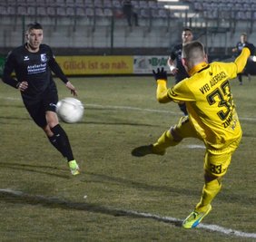 Marc-Philipp Zimmermann erzielt hier den 1:1-Ausgleichstreffer für den VfB Auerbach. Sein Gegenspieler Tim Häußler von der VSG Altglienicke kann nur zuschauen.