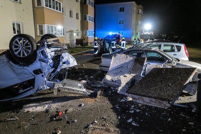 Nach dem schweren Unfall auf der B 101 in Schwarzenberg in der Nacht zu Dienstag glich die Unfallstelle einem Trümmerfeld.
