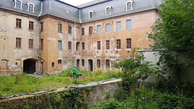 Im Hof des Weisbachschen Hauses sind am Vormittag Mitarbeiter vom Kampfmittelbeseitigungsdienst angerückt.