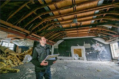 Die Heideschänke von Innen vor dem Abriss im Jahr 2020. Im Bild Matthias Kramp von der Pavo Planungsgruppe. 