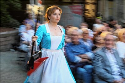 Claudia Lüftenegger (Mirandolina) muss in der Vorstellung mal eben den Besen holen, weil auf der Bühne unplanmäßig Glas zu Bruch ging.