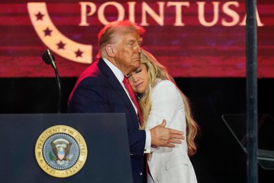 US-Präsident Donald Trum umarmt Erika Kirk bei der Trauerfeier für ihren Mann Charlie Kirk.