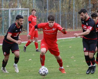 FSV-Kicker Luis Bürger (Mitte) kann den Ball in dieser Szene aus dem Heimspiel der U-19-Regionalliga gegen den Berliner AK gleich gegen mehrere Gegenspieler behaupten. 