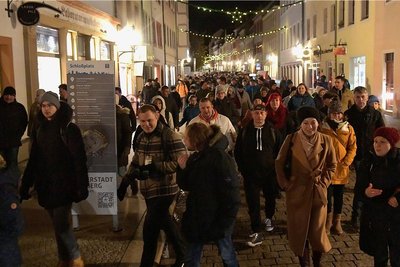Corona-Massenprotest trotz Versammlungsverbots im Teil-Lockdown: 600 Menschen waren am Montag bei diesem "Spaziergang" in den Straßen der Freiberger Altstadt unterwegs. 