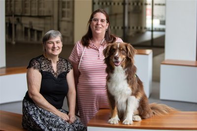 Hope Thierbach (links) mit Opferberaterin Sandra Lewey und Assistenzhund Sherlock.