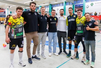 Abschiedsfoto: Nicht nur Trainer Ladyslav Brykner (5. von links) verlässt den SV 04 nachder Saison;  von links: Miroslav Nedoma, Leos Petrovsky, Nico Schneider Betreuer Nick Hertel, Ladyslav Brykner, Petar Puljic, Aleksander Olkowski und  Betreuer Sebastian Huber-Vetter.