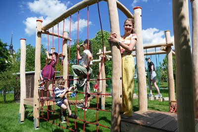 Die Freude über das neue Klettergerät war den Börnichener Kindern bei der Einweihung deutlich anzumerken.