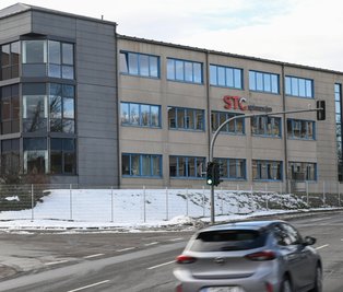 Unter Mitwirkung der IG Metall hat die Firma STC Spinnzwirn an der Zwickauer Straße einen Firmentarifvertrag abgeschlossen. Das Unternehmen liefert Hightech-Textilmaschinen und Anlagen in die ganze Welt. 