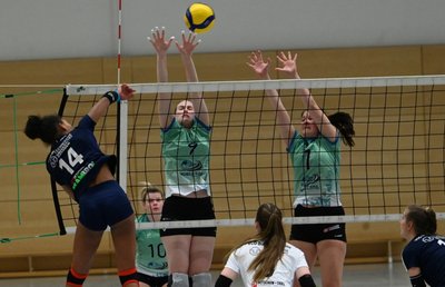 Die Volleyballerinnen des Chemnitzer VV Mandy Matzel (links) und Cara Wößner haben sich im Nachholspiel gegen den VC Olympia Dresden II am Mittwochabend stark gewehrt.