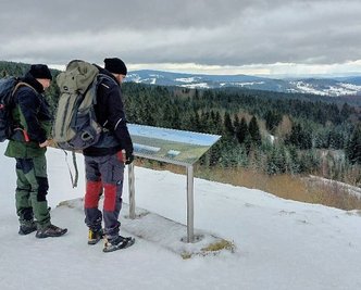 Ohne Skier: Winterwandern ist eine Alternative. Von der Halde am Schneckenstein bietet sich eine tolle Aussicht. 