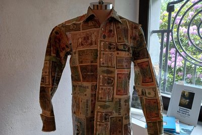 "Dieses Hemd braucht keine Taschen": Ein weiteres Exponat der Ausstellung im Kunstkeller von Jörn Michael.