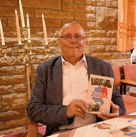 Im Café König stellte Siegfried Kuhnt sein Buch "Mein Leben als Nachkriegskind" vor. 