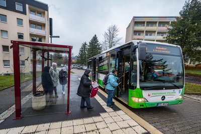 Die Haltestelle Hufelandstraße wurde 2022 für rund 29.000 Euro neu gestaltet und ist für Gehbehinderte geeignet.