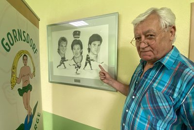 Joachim Thiess, Kunstmaler und gebürtiger Erzgebirger, stellt in seinem Geburtsort Gornsdorf einige Exemplare seiner gezeichneten Sportstars aus.