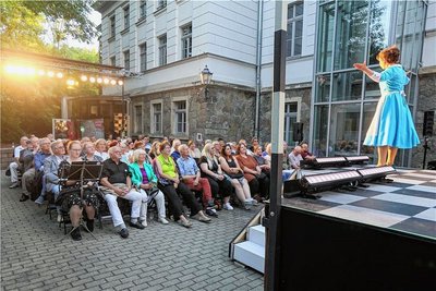 Das gutgelaunte Publikum im Hof des Vogtland-Theaters.