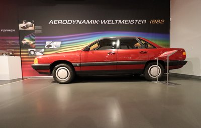 Sammelte mit vielen Details wie karosseriebündiger Verglasung, verkleidetem Außenspiegel, ansteigender, die Scheibenwischerachsen verdeckender Motorhaube et cetera Punkte in Sachen Aerodynamik: Die Audi 100 C 3 Limousine, die mit einem cw-Wert von 0,30 einen Spitzenwert in der Klasse der Serien-Pkw erzielte.Vor 40 Jahren kam das Auto auf den Markt. 