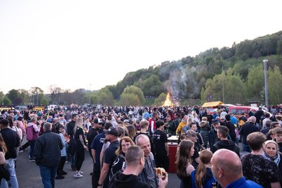 Mehr als 3000 Besucher sind am Mittwochabend an der Feuerwache in Bad Schlema zusammengekommen.