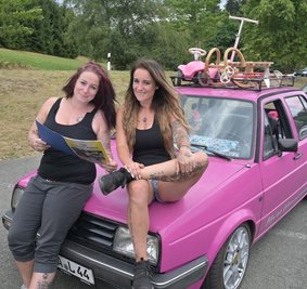 Blickfang: Die Schwestern Lucy (links) und Cathleen Friedel aus Bockau erregten mit einem pinkfarbenen VW Jetta Aufsehen. Das Kult-Auto wird ausschließlich für den Bergpreis aus der Garage geholt. 
