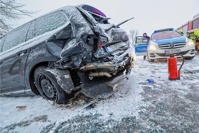 Kurz vor acht Uhr hat es am gestrigen Donnerstag auf der Paul-Greifzu-Straße in Hohenstein-Ernstthal gekracht