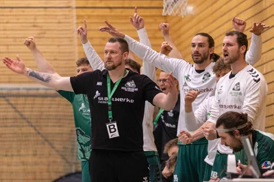 HSG-Trainer Mario Huhnstock (vorn) weiß noch nicht, ob er den Liveticker in Plauen einschalten wird.