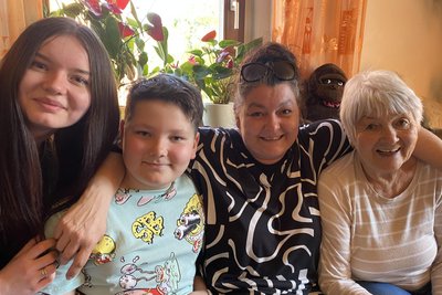 Louis mit kurzen Haaren und den starken Frauen der Reichenbacher Familie – Schwester Nina, Mutter Sandra und Oma Annerose.