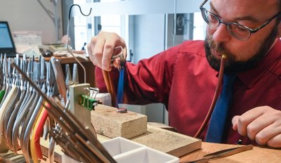 Der Juwelier Roller gehört zu den traditionsreichen Geschäften der Stadt. Schmuck, so sagt der Inhaber, ist das älteste Kulturgut der Welt. Nach diesem Motto wird auch in der Werkstatt (im Bild Hilko Britz) gearbeitet. 
