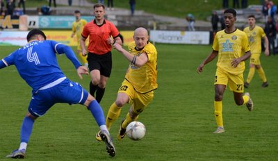 Jenas Burim Halili (blaue Spielkleidung) versucht hier Aleksandrs Guzlajevs zu stoppen. Für den VfB Auerbach gehen nach der 1:4-Heimniederlage gegen den FC Carl Zeiss die Lichter in der Fußball-Regionalliga aus.