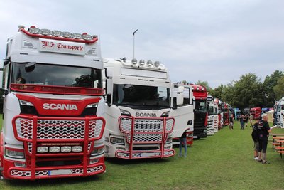 60 Trucks nahmen 2023 zur Premiere von Trucks for Kids in Limbach Aufstellung am Sportplatz (im Bild). Im Vorjahr waren es 70. Diesmal sind über 100 Autos angemeldet.
