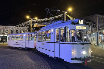 Der geschmückte Gotha-Zug, Triebwagen 79 und Beiwagen 28, am Tunnel.