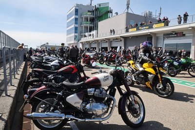 Rund 2000 Besucher waren am Samstag zum „WarmUp“ des Fördervereins zur Boxengasse des Sachsenrings gekommen.