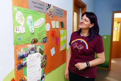 Stolz blickt Kita-Leiterin Susan Tonat auf ein Plakat, das mit den Kindern zum Thema „Gemeinsam sind wir stark“ erarbeitet wurde.