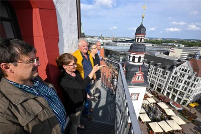 Cornelia Siegel (2.v.l.) präsentiert den ersten Besuchern der neuen Dauerausstellung im Rathaus die Sicht von der Aussichtsplattform des Hohen Turmes. Der Turm ist zum einen Glockenturm der Jakobi-Kirche, zum anderen arbeitet in den unteren Stockwerken die Stadtverwaltung.