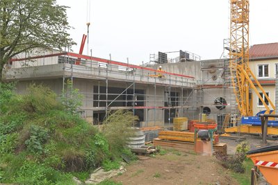Der Umbau der Kita Weißenborn zieht sich. Aber zumindest der Rohbau ist fast fertig.