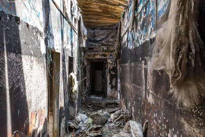 Die Schäden nach einem Brandanschlag auf ein Kulturhaus in Altdöbern sind immer noch zu erkennen. Der Anschlag wurde mutmaßlich von Mitgliedern der rechtsextremen Terrorzelle „Letzte Verteidigungswelle“ verübt.