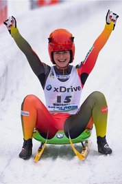 Julia Taubitz jubelt über ihre erste WM-Medaille.