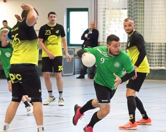 Werdaus Tim Fischer (am Ball) erzielte gegen den TSV Oelsnitz zehn Tore. 