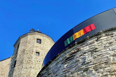 Weithin sichtbar zierte ein buntes Plakat die Bastion.
