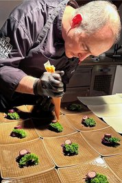 Küchenchef Andreas Winter zaubert aus dem feinen Schneckenfleisch eine Vorspeise. Rustikaler ist die Grillvariante, bei der das Fleisch aus dem Haus geholt werden muss. Die leeren Schneckenhäuser sind eine schöne Deko - wie rechts für den Olivenbaum. 