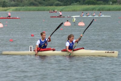 Kim Naumann und Merle Sehm (r.) von der SG Lauenhain paddelten im Zweier-Kajak in den Endlauf über 2000 Meter und wurden Sechster.