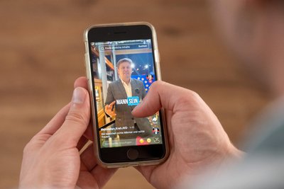 Der AfD-Politiker Maximilian Krah ist für seine populistischen Beiträge auf TikTok bekannt. Gerade junge Männer will er damit erreichen.