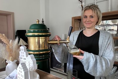 Bei Tina Thomas in der „Alten Drogerie“ in Klingenthal kommt Müllers neues kantiges Pils gut an. Hier lieben die Gäste auch den herben Geschmack tschechischen Bieres.