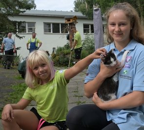 Ringerinnen mit großem Herz für Tiere: Auch Gerda Barth (r.) vom FC Erzgebirge Aue und Anisha Nagel vom RV Lugau waren beim Arbeitseinsatz im Stollberger Tierheim "Waldfrieden" dabei. 