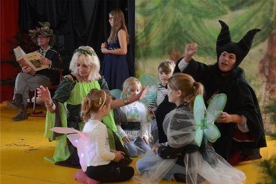 Silke Stark (vorn links) inszenierte das Tanzspiel von der Edelsteinprinzessin, ihr Mann las als "Professor Baum" hinten. Nia Knoll (hinten) spielte die Prinzesssin, Diana Grünler (rechts) eine zunächst böse Fee. 