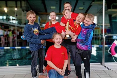 Den Sieger hochleben lassen: Ralf Wegert (mit Pokal) gewann in seiner Altersklasse bei den mitteldeutschen Meisterschaften. 